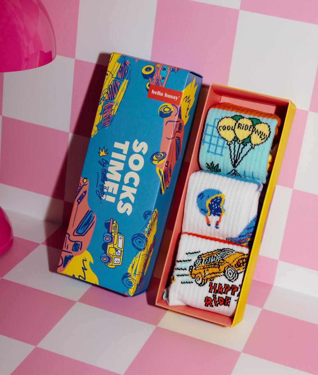 Cofanetto di calzini "Socks Time !" per bambini con 3 paia di calzini con motivi macchinine - confezione illustrata - foto lifestyle - Hello Hossy