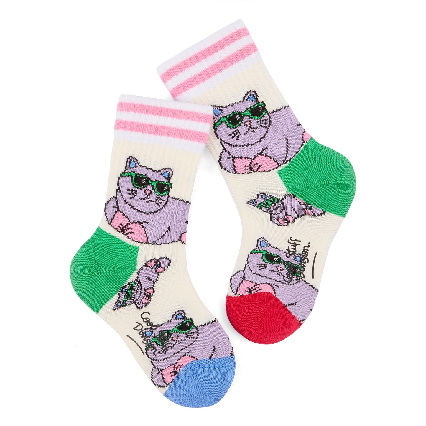 Paio di calzini per bambini con stampa gatti con occhiali da sole, talloni e punte a contrasto rosso e blu, bordo a righe rosa – vista in piano