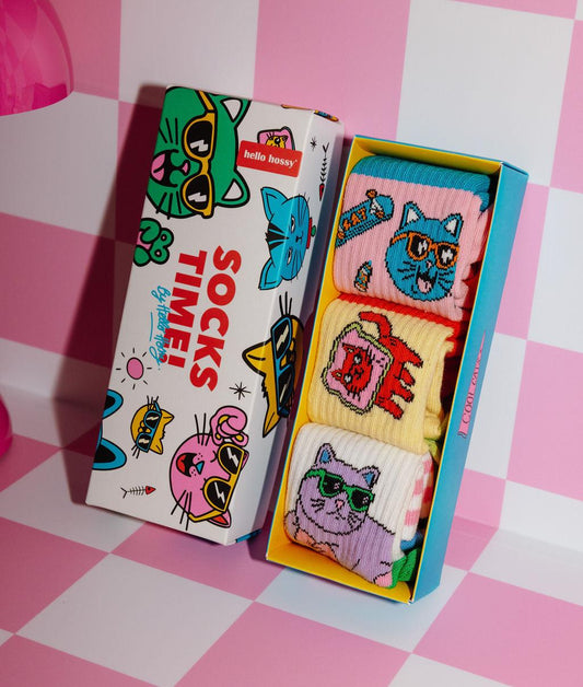 Confezione di calzini "Socks Time !" per bambini, con 3 paia di calzini con motivi di gatti - packaging illustrato - foto lifestyle - Hello Hossy