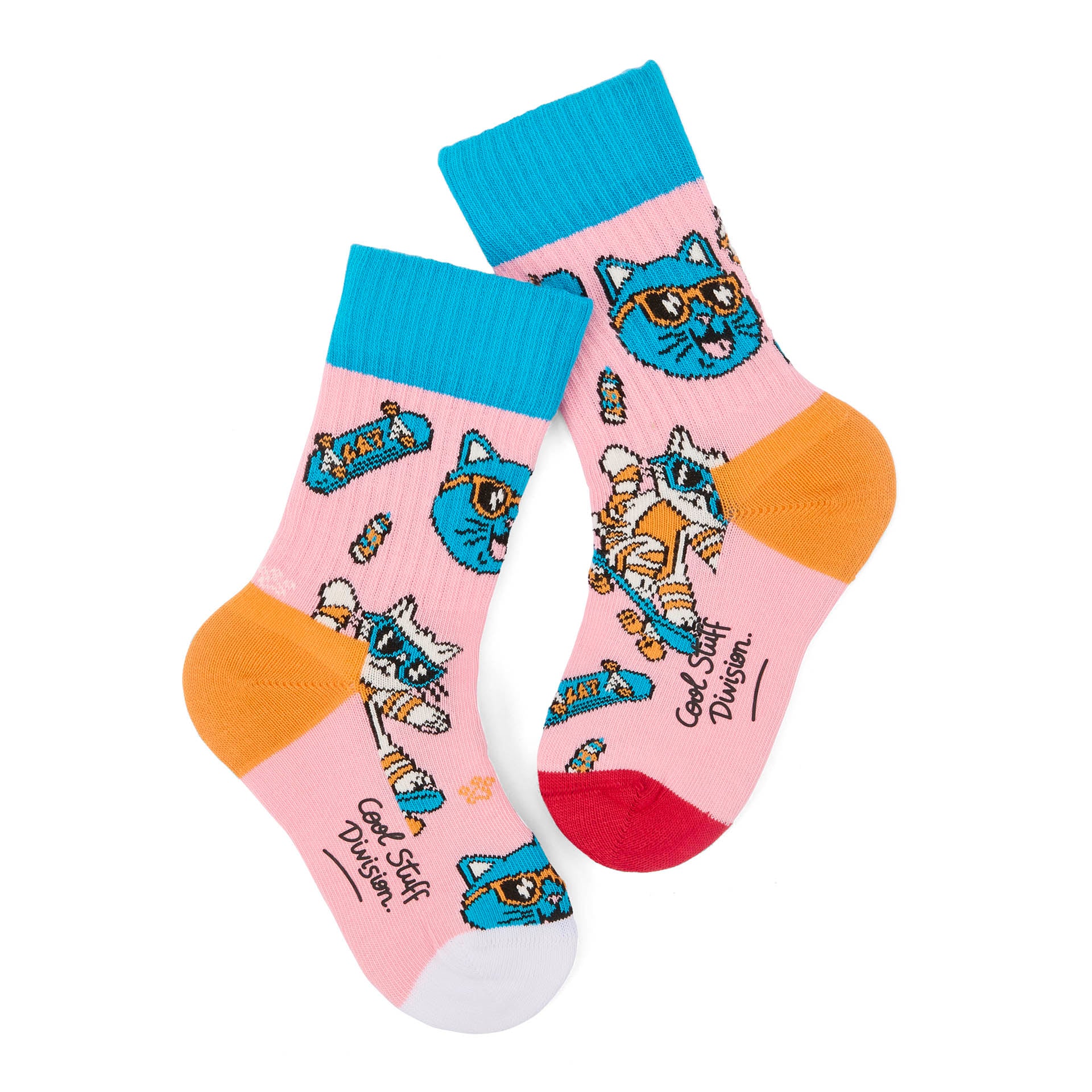 Paio di calzini rosa per bambini con motivo testa di gatto con occhiali da sole e skate, bordo superiore blu – vista piatta