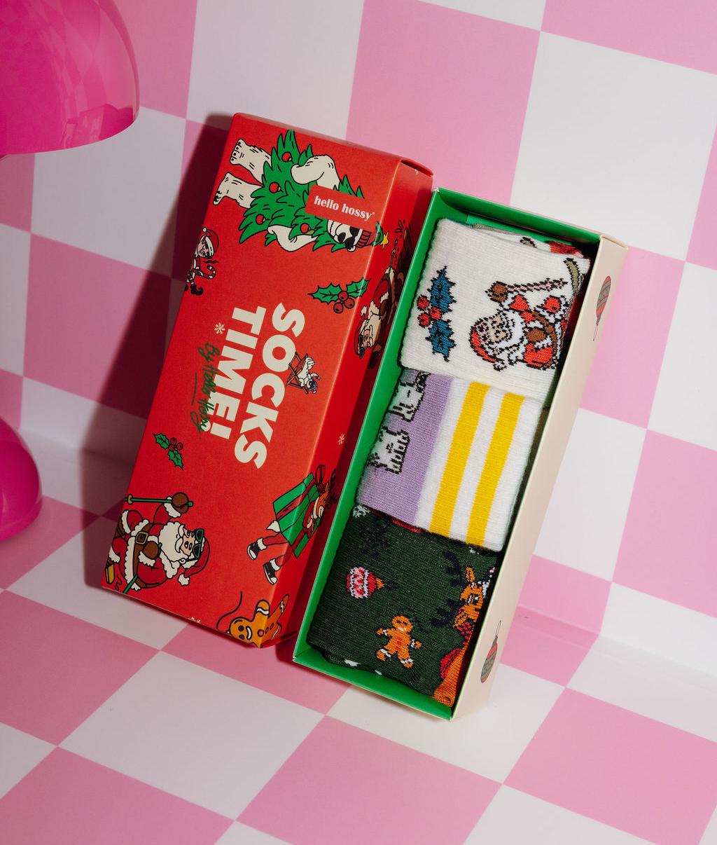 Cofanetto di calzini "Socks Time !" per bambini, con 3 paia a motivi natalizi – packaging rosso e illustrato – foto lifestyle – Hello Hossy