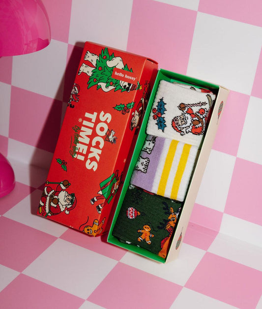 Cofanetto di calzini "Socks Time !" per bambini, con 3 paia a motivi natalizi – packaging rosso e illustrato – foto lifestyle – Hello Hossy