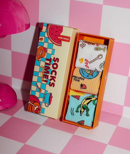 Cofanetto di calzini "Socks Time !" per bambino, contenente 3 paia a motivi frutta, pancake, patatine fritte – packaging illustrato – foto lifestyle – Hello Hossy
