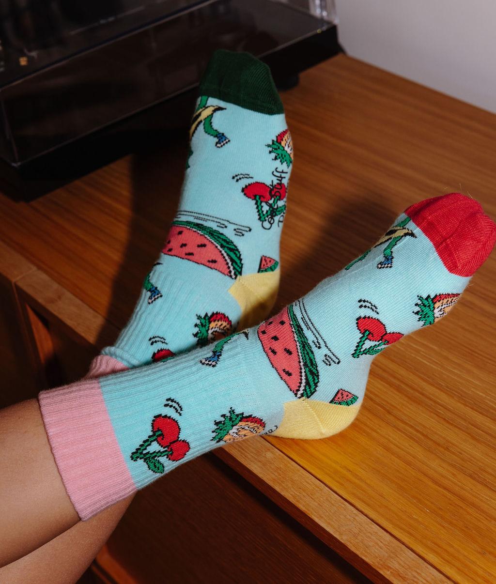 Paio di calzini con stampa frutta, indossato da un bambino – vista dall'alto – Hello Hossy