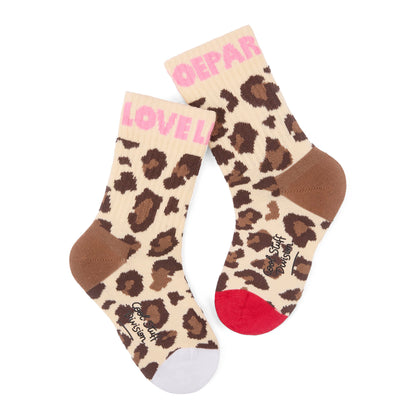 Paio di calzini per bambini, motivo leopard marrone, talloni e punte a contrasto rossi e bianchi, scritta "LOVE LEOPARD" rosa – vista piatta