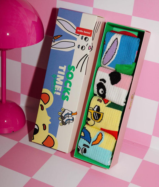 Cofanetto di calzini "Socks Time!" per bambini con 4 paia di calzini a motivi mascotte - packaging illustrato - foto lifestyle - Hello Hossy