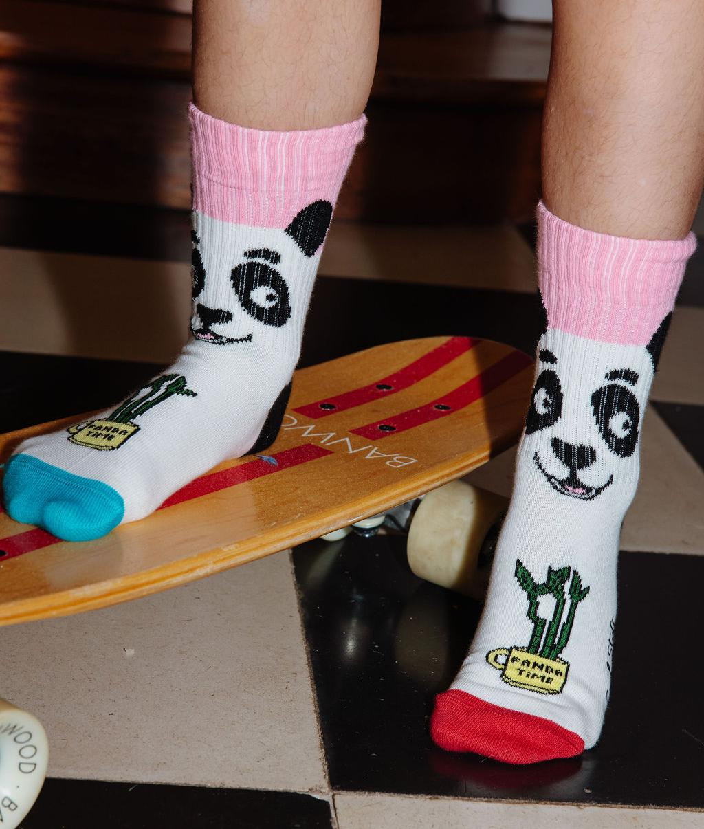 Bambino con paio di calzini con motivo Mascotte panda e gambale alto rosa – vista frontale – Hello Hossy