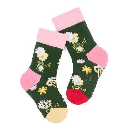 Paio di calzini verdi per bambini con motivi di fiori e annaffiatoi, bordo alto rosa – vista piatta