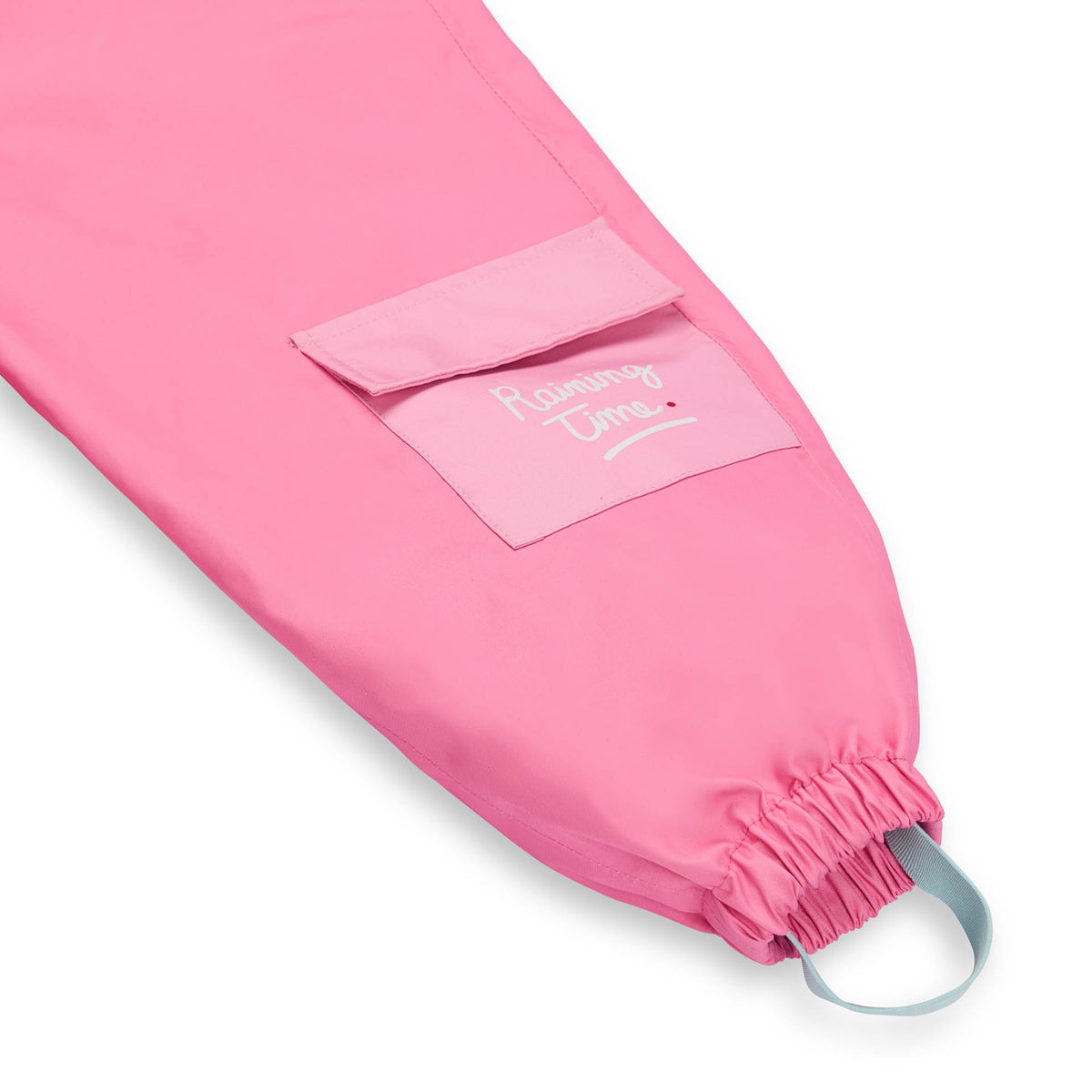 Pantaloni antipioggia con spalline Ali per bambini – dettaglio tasca ed elastico a fondo gamba