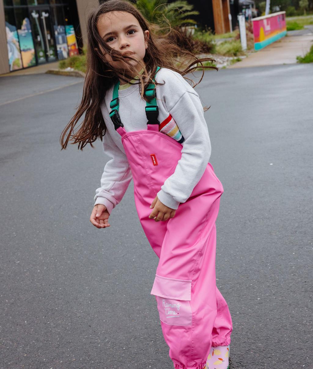 Pantaloni antipioggia impermeabili Ali indossati da una bambina - vista di 3/4 - foto lifestyle – Hello Hossy