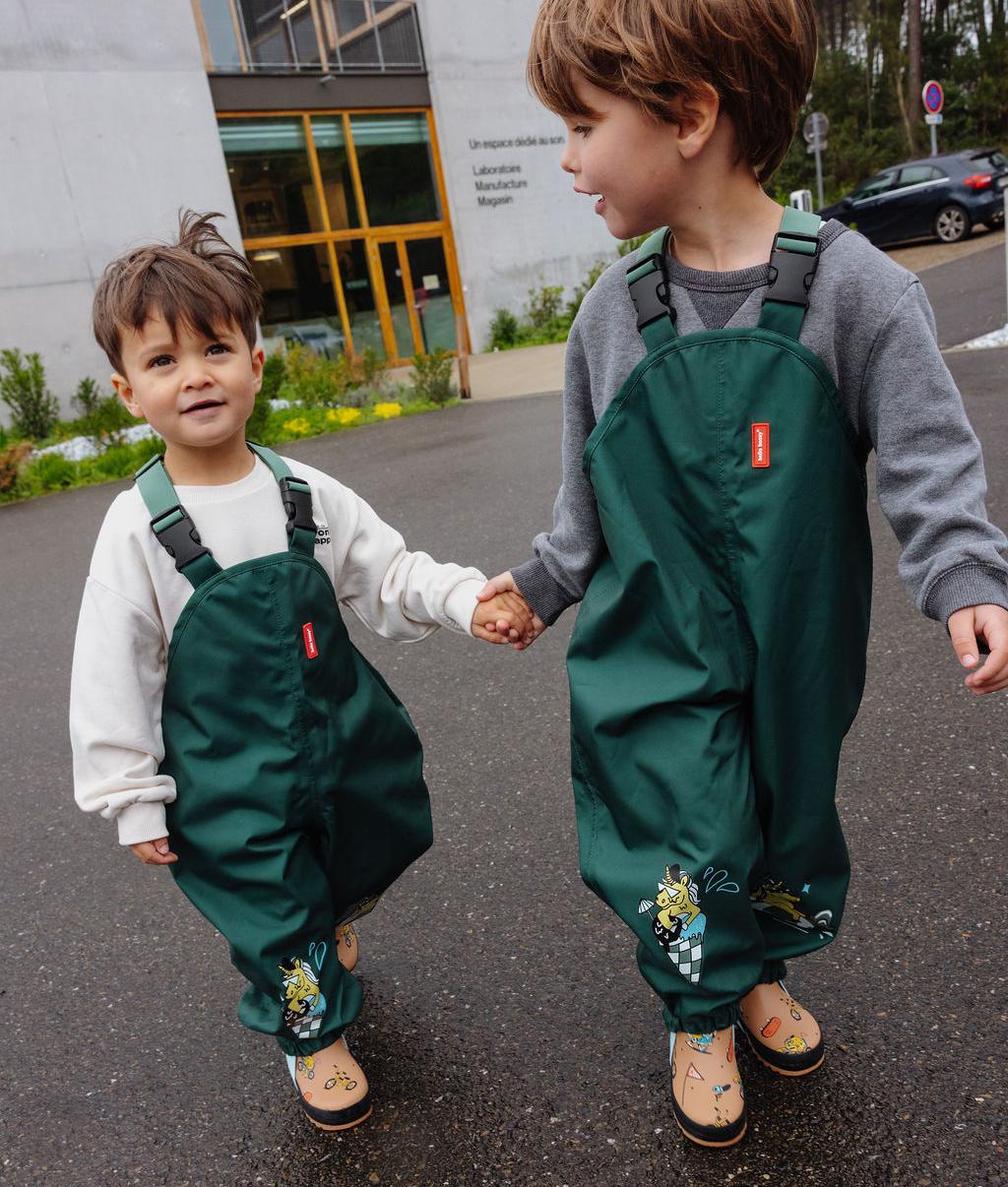 Duo di bambini con pantaloni antipioggia Captain - vista frontale - foto lifestyle - Hello Hossy