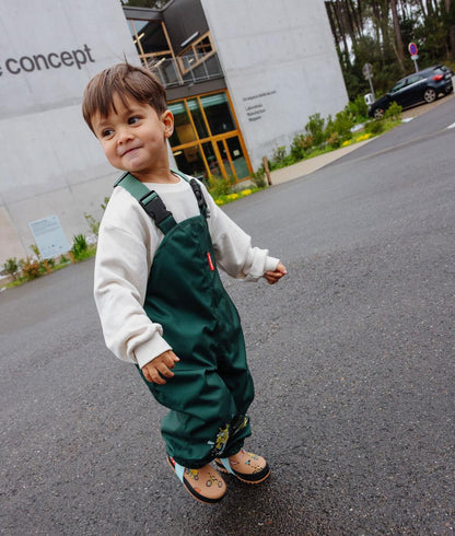 Pantaloni antipioggia impermeabili Captain indossati da un bimbo - vista a 3/4 - foto lifestyle – Hello Hossy