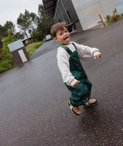 Bambino con pantaloni antipioggia impermeabili e spalline Captain – foto lifestyle – Hello Hossy