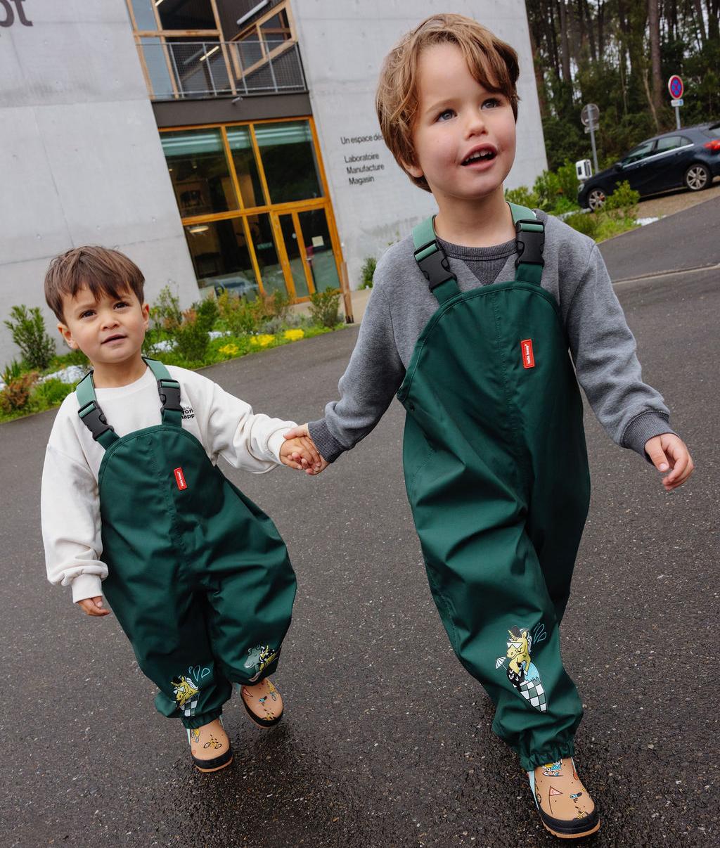 Due bambini che indossano i pantaloni antipioggia con spalline Captain - foto lifestyle - Hello Hossy