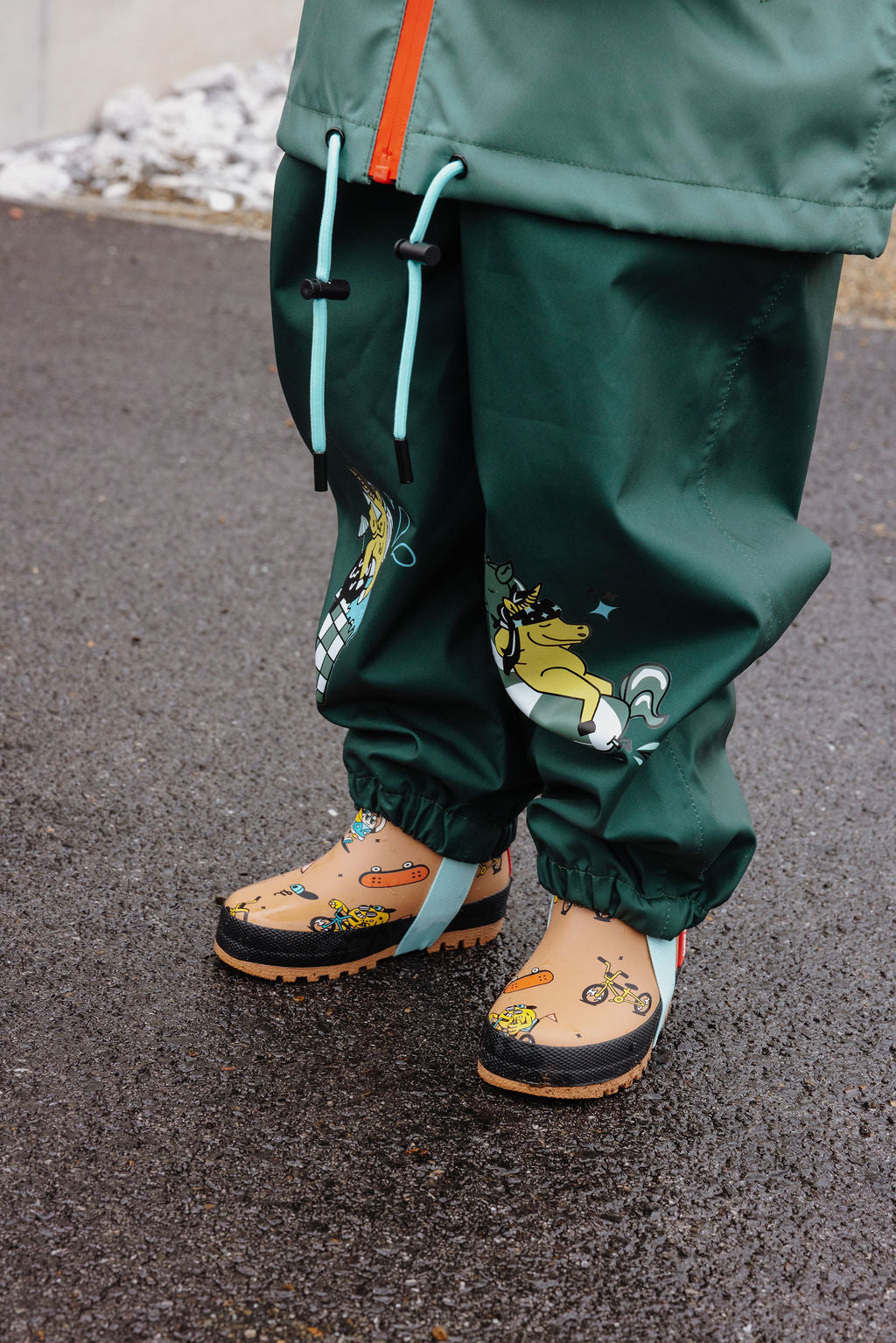 Pantaloni antipioggia impermeabili Captain indossati da un bambino - dettaglio elastici alle caviglie - Hello Hossy