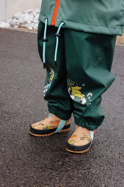 Pantaloni antipioggia impermeabili Captain indossati da un bambino - dettaglio elastici alle caviglie - Hello Hossy