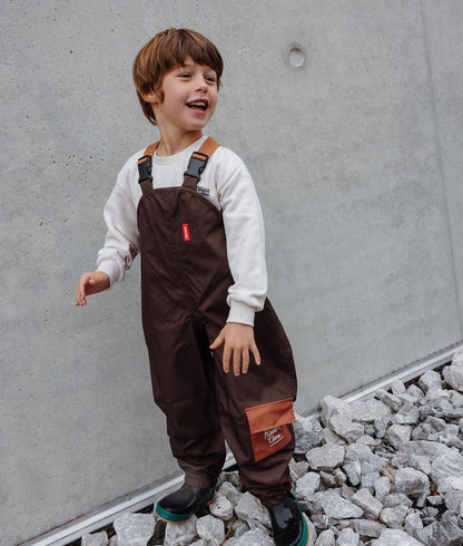 Pantaloni antipioggia impermeabili Peanut indossati da un bambino - vista a 3/4 - foto lifestyle – Hello Hossy