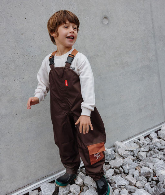Pantaloni antipioggia impermeabili Peanut indossati da un bambino - vista a 3/4 - foto lifestyle – Hello Hossy