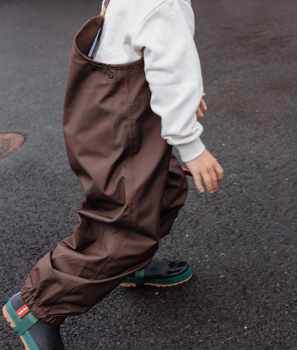 Bambino con pantaloni antipioggia Peanut - vista laterale - foto lifestyle - Hello Hossy