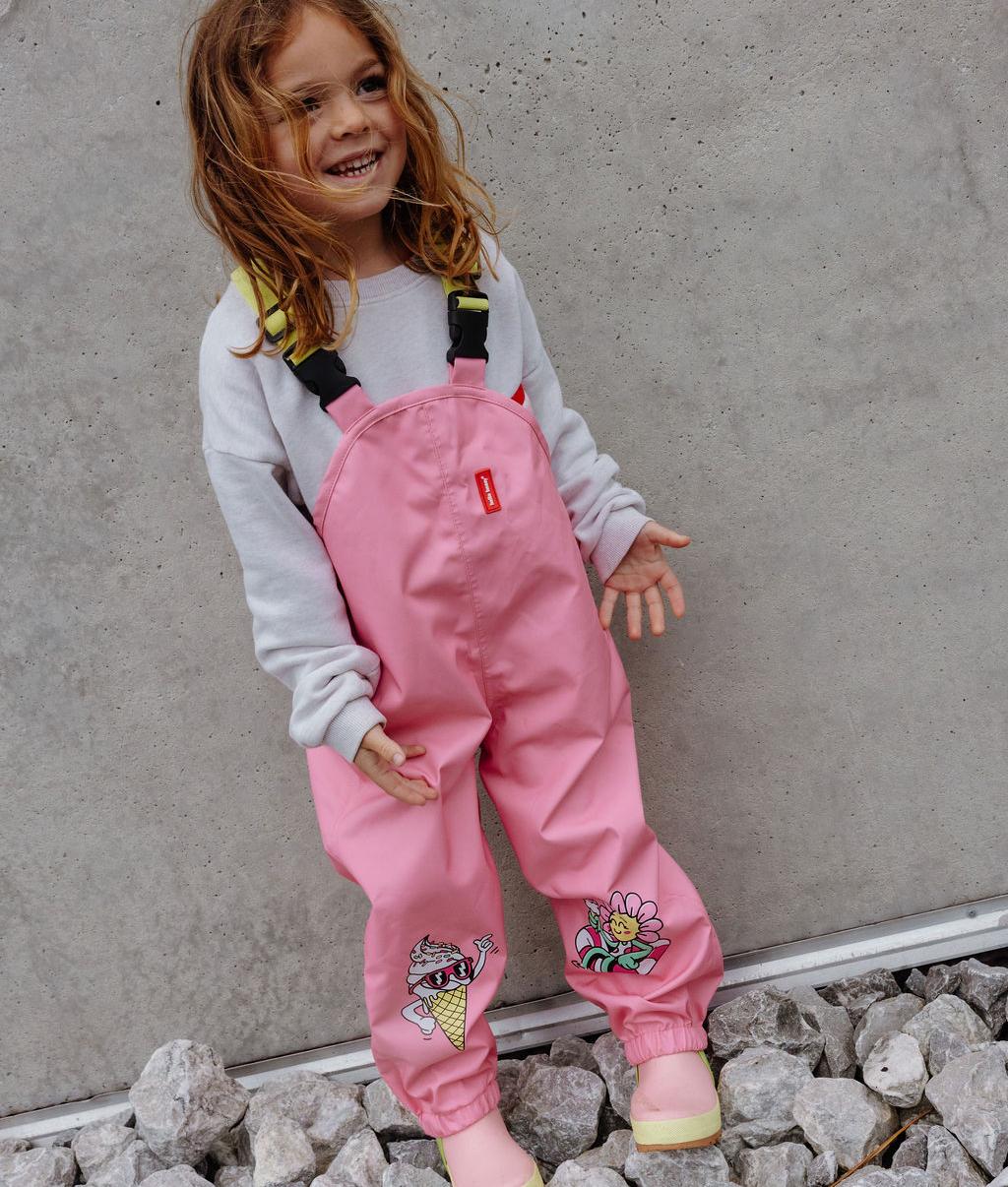 Pantaloni antipioggia impermeabili Pitaya indossati da una bambina - vista 3/4 - foto lifestyle – Hello Hossy
