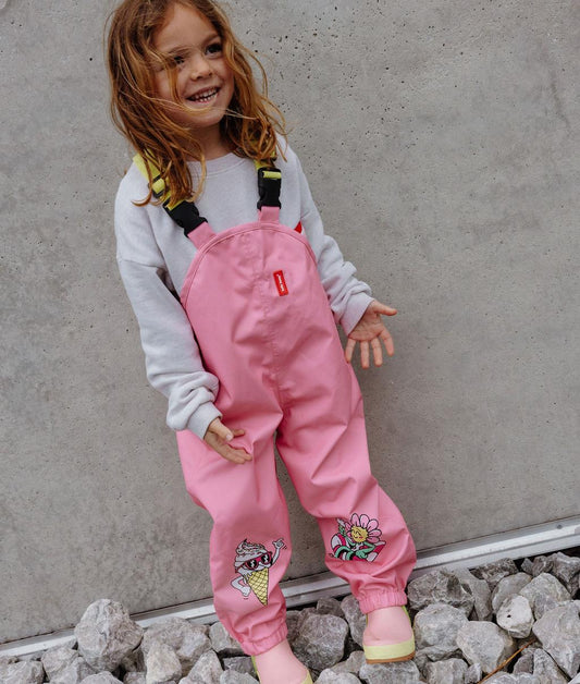 Pantaloni antipioggia impermeabili Pitaya indossati da una bambina - vista 3/4 - foto lifestyle – Hello Hossy