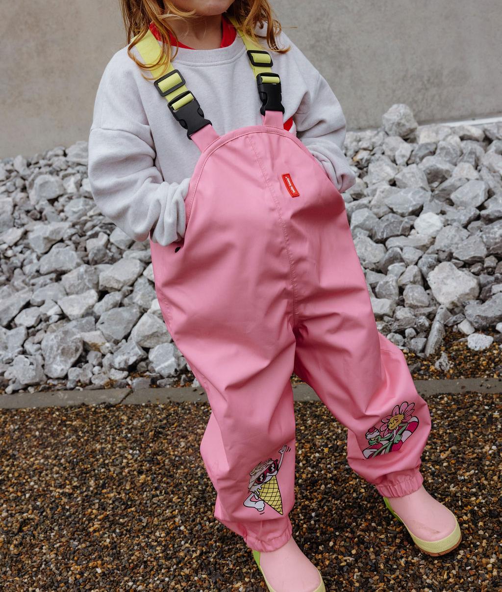 Bambina che indossa i pantaloni antipioggia impermeabili con spalline Pitaya – foto lifestyle – Hello Hossy