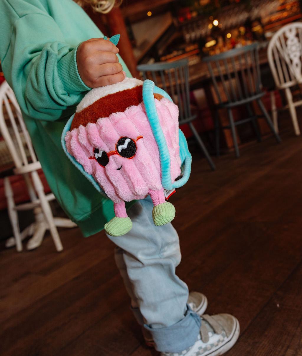 Bambino in piedi che tiene il peluche originale Cherry Cake - vista a 3/4 - Hello Hossy