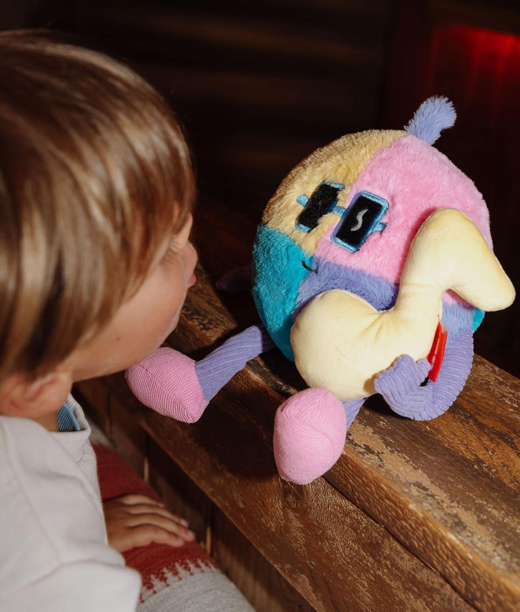 Peluche soffice Disco Pop appoggiato su una rampa con un bambino che lo guarda - gioco originale - Hello Hossy