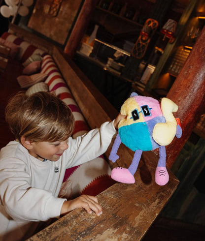 Bambino che gioca con il Peluche originale Disco Pop - foto lifestyle - Hello Hossy