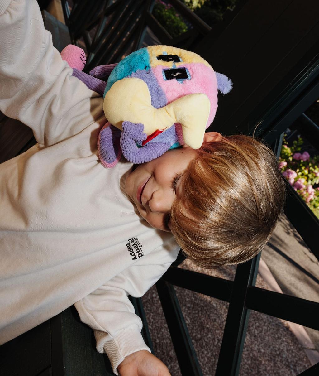 Bambino in piedi con il peluche originale Disco Pop sulla spalla - foto lifestyle - Hello Hossy