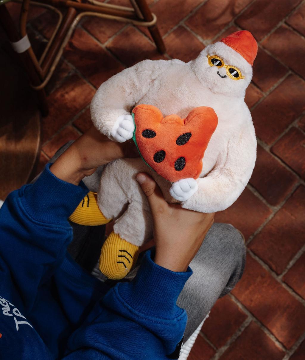 Peluche yeti beige con occhiali da sole gialli Frosty Yeti tenuto da un bambino - giocattolo originale - Hello Hossy