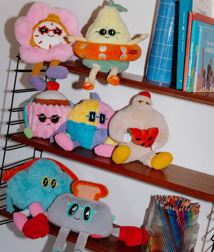 Collezione di peluche Hello Hossy posizionati su una mensola - foto d'atmosfera