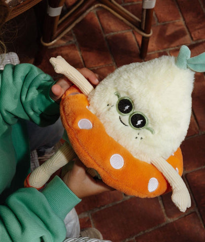 Peluche morbido a forma di limone con salvagente, Lemon Splash tenuto da un bambino – vista dall'alto – Hello Hossy