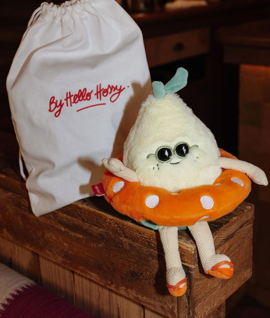 Peluche a forma di limone Lemon Splash accanto al suo sacchetto riutilizzabile - foto d'ambiente - Hello Hossy