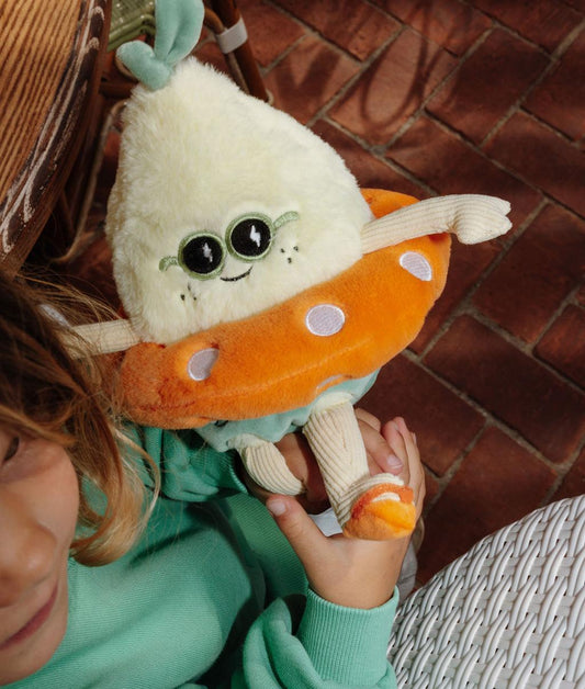 Bambino con la Peluche originale a forma di limone con salvagente a pois Lemon Splash - foto lifestyle - Hello Hossy