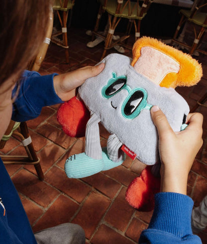 Peluche morbido con guanti da boxe Punchy Toast, tenuto da un bambino – vista dall'alto – Hello Hossy