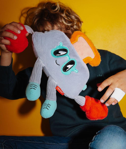 Bambino seduto con la peluche a forma di tostapane con guanti da boxe Punchy Toast tra le mani - foto lifestyle - Hello Hossy