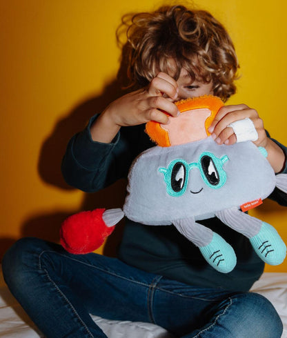 Bambino che gioca con il peluche originale Punchy Toast - foto lifestyle - Hello Hossy