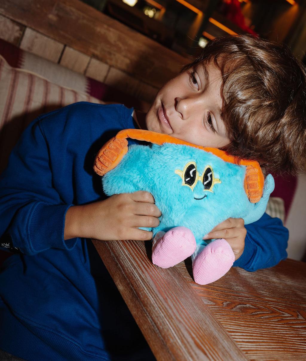 Bambino che posa la testa sul morbido Peluche Rock N Cloud a forma di nuvola - vista frontale - Hello Hossy