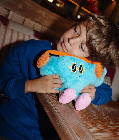 Bambino che posa la testa sul morbido Peluche Rock N Cloud a forma di nuvola - vista frontale - Hello Hossy