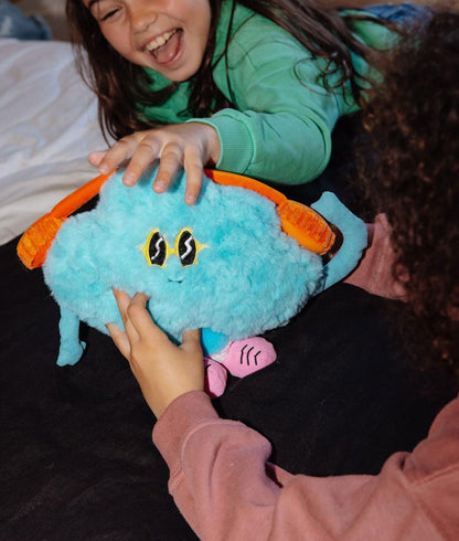 Due bambine che giocano con il peluche a forma di nuvola Rock N Cloud su un letto - foto lifestyle - Hello Hossy