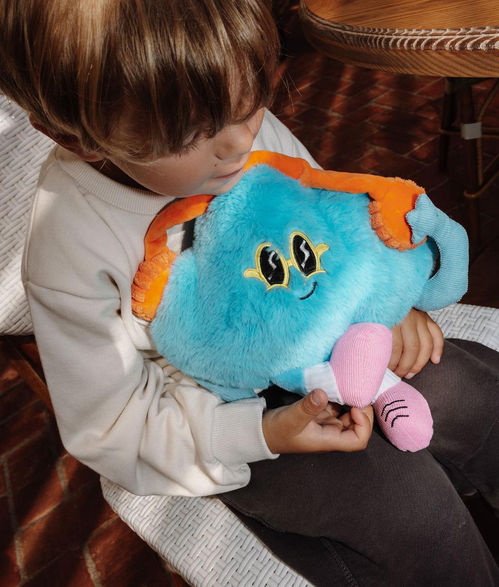 Peluche nuvola blu Rock N Cloud con occhiali da sole gialli tenuta tra le braccia di un bambino - giocattolo originale - Hello Hossy
