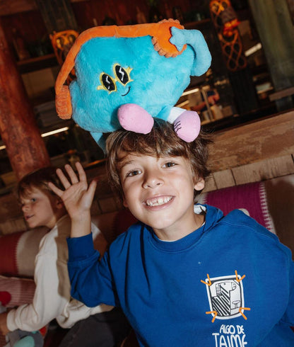 Bambino con il Peluche a forma di nuvola Rock N Cloud posato sulla testa - foto lifestyle - Hello Hossy