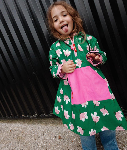 Poncho per bambini verde con motivo fiori, tasca rosa e cappuccio Hello Hossy