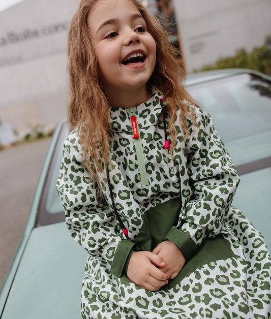 Poncho antipioggia bambino verde con motivo leopard, cappuccio e dettagli rosa Hello Hossy