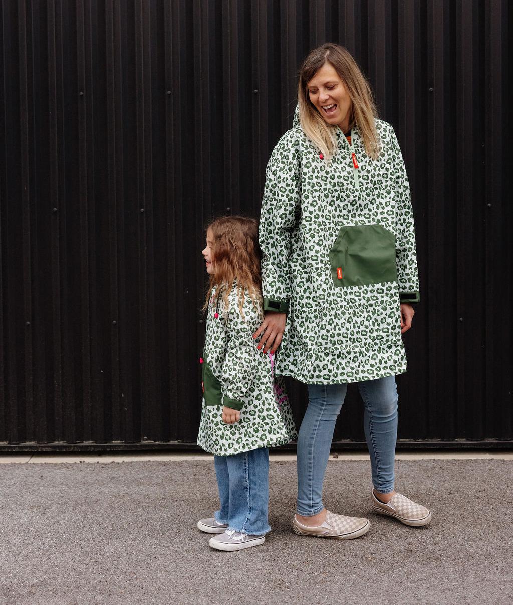 Poncho antipioggia bambino verde con motivo leopard, tasche a contrasto Hello Hossy