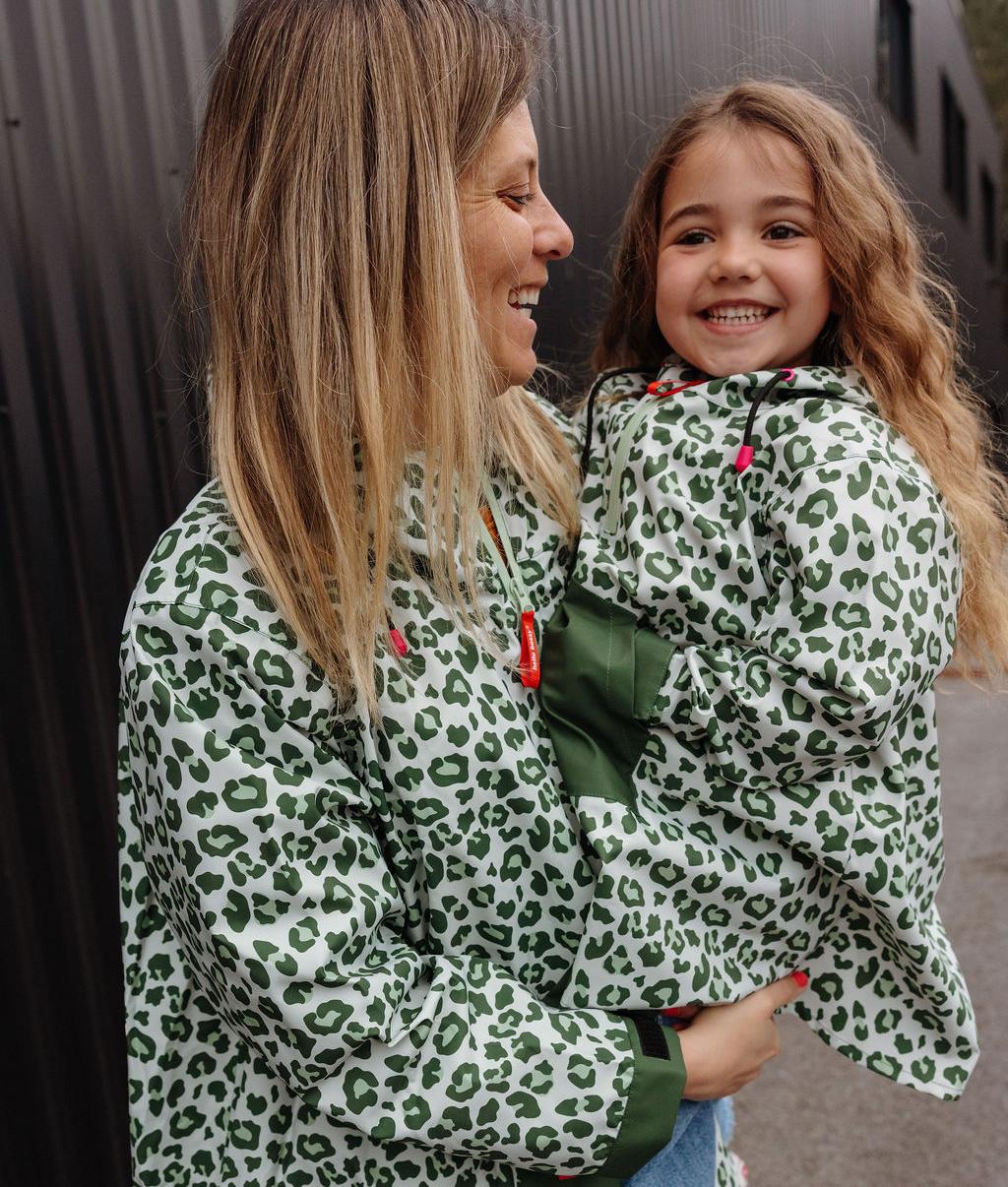 Poncho antipioggia bambino verde con stampa léopard e dettagli rossi Hello Hossy