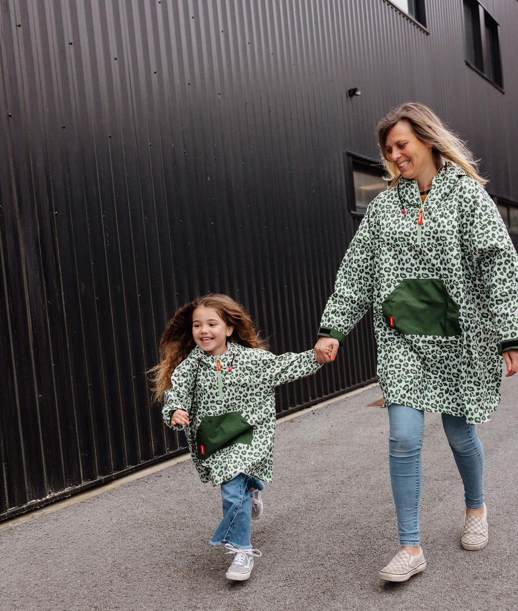 Duo maman-bambino poncho antipioggia verde con stampa leopardata e tasca frontale Hello Hossy