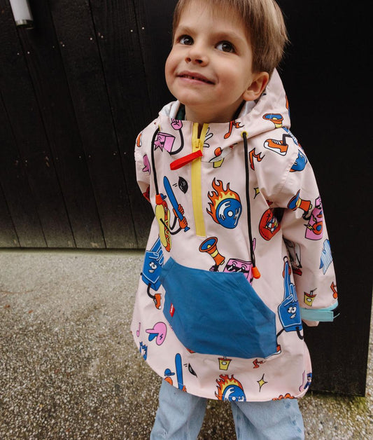 Poncho antipioggia bambino crema stampato Sport rosso e blu tasca blu Hello Hossy