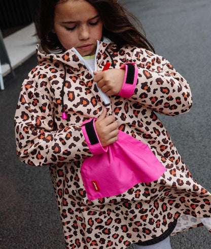 Poncho antipioggia impermeabile con cappuccio leopard indossato da una bambina - foto lifestyle - Hello Hossy